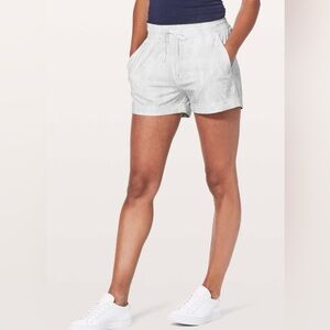 Lululemon Spring Break Away Shorts Eternal Wave White sz 12